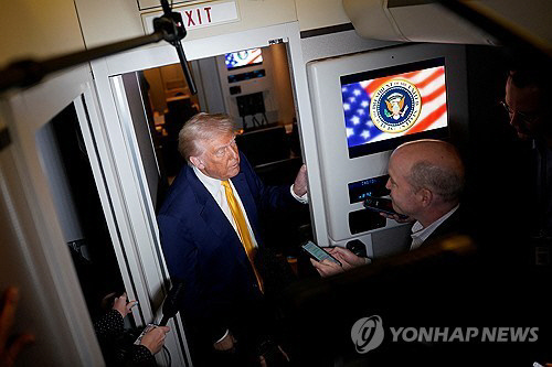 기자들과 대화하는 트럼프. 에어포스원 기내 로이터